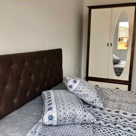 Apartamento Em Floripa -Muito Proximo Ao Aeroporto Lägenhet Florianópolis Exteriör bild